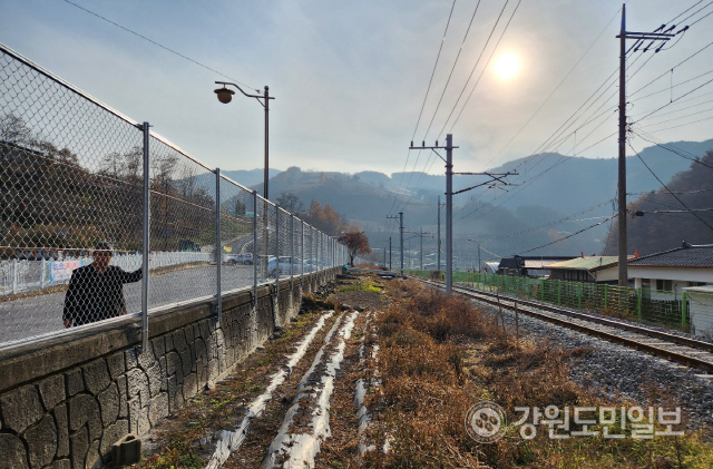 ▲ 정선군 신동읍 조동리 함백선 철로변에 철조망 보호 휀스가 설치되자 지역주민들은 마을미관을 저해하고 있다며 투명유리판으로 교체해 줄 것을 요구하고 있다.