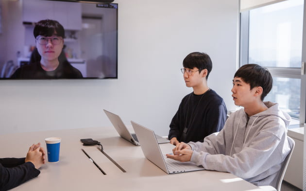 토스의 보안기술팀 멤버 3명이 4일 서울 강남구 역삼동 본사에서 기자와 인터뷰를 하고 있다.  /  토스 제공