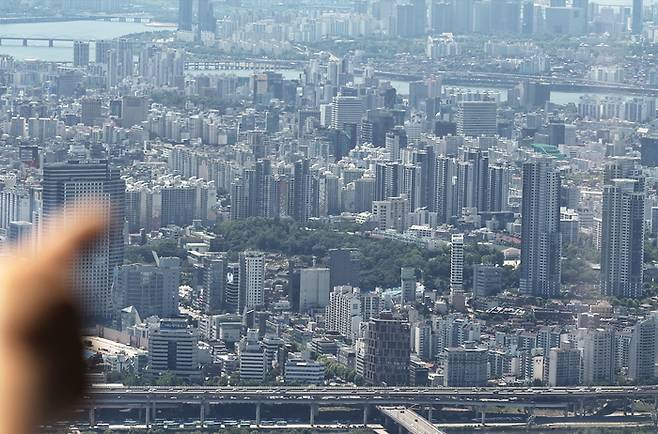 롯데월드타워 전망대 서울스카이에서 바라본 서울 강남 일대의 모습.  연합뉴스