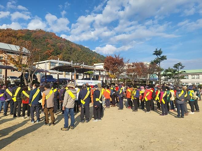 모악산 지킴이 모임과 전북산악연맹 회원 300여명은 12일 전북 완주 모악산에서 숲사랑 캠페인을 펼쳤다.