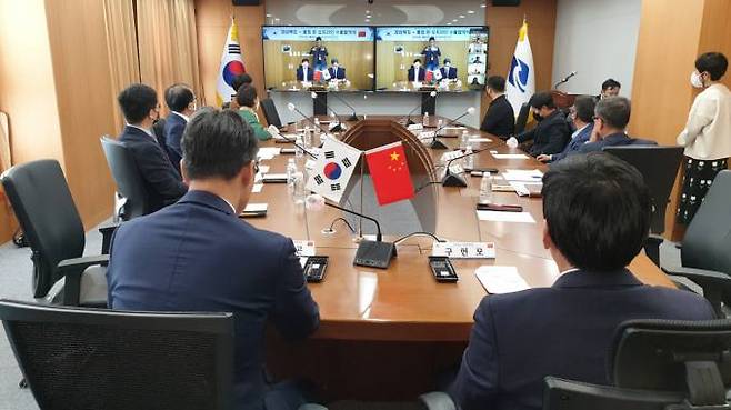 경북도가 중국 충칭과 화상 수출상담회를 가지고 있다. 경북은 이번 상담회를 통해 38만 5000달러 규모의 수출계약과 함께 17만 5000달러 규모의 현장계약을 체결하는 성과를 거뒀다.(경북도 제공) 2022.11.13.