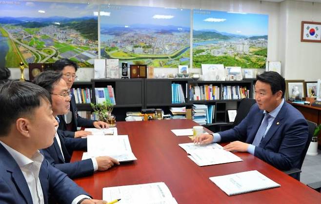 김학홍 경북도 행정부지사(왼쪽 가운데)가 국민의힘 정희용 의원(경북 고령·성주·칠곡)에게 지역 현안사업을 설명하고 있다. (경북도 제공) 2022.11.13.