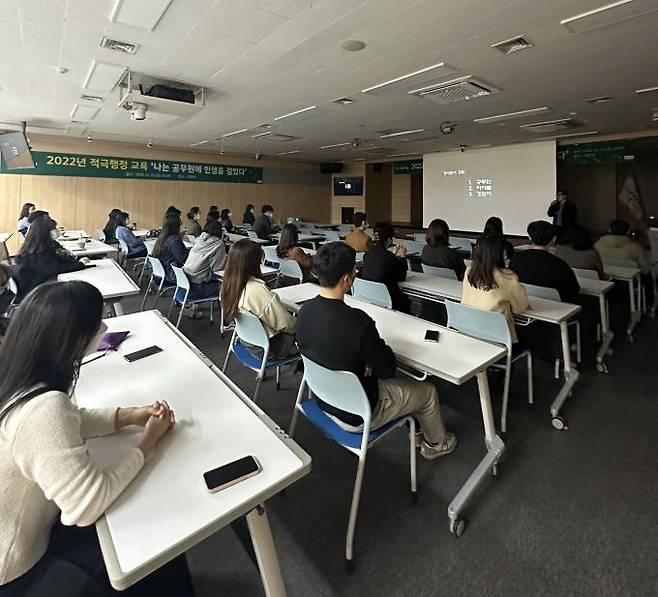 지난 11일 수성구청 대강당에서 충주시청 조남식 주무관이 ‘나는 공무원에 인생을 걸었다’란 주제로 적극행정 직장교육을 하고 있다. (수성구 제공) 2022.11.13