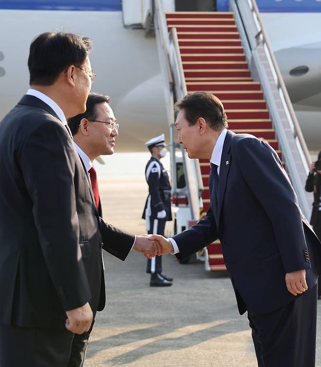 주호영 원내대표와 인사하는 윤석열 대통령
    (성남=연합뉴스) 서명곤 기자 = 윤석열 대통령이 11일 오전 아세안(ASEAN·동남아국가연합) 관련 정상회의 및 주요20개국(G20) 정상회의 등 다자회의 참석을 위해 성남 서울공항에 도착, 공군 1호기로 향하며 국민의힘 정진석 비상대책위원장, 주호영 원내대표 등 환송 인사들과 악수하고 있다. 2022.11.11
    seephoto@yna.co.kr
(끝)


<저작권자(c) 연합뉴스, 무단 전재-재배포 금지>