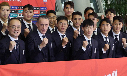 13일 오후 인천국제공항에서 대한민국 축구 국가대표팀이 2022 FIFA 카타르 월드컵 출정식을 마치고 기념사진을 찍고 있다.  <박형기 기자>