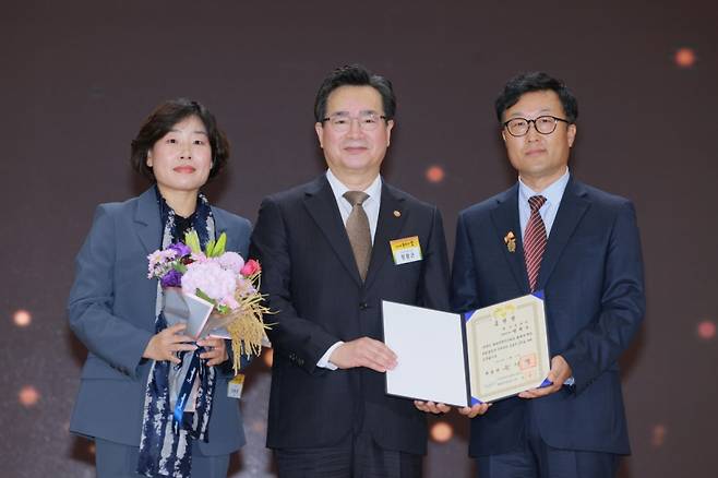 정황근 농림축산식품부 장관(사진 가운데)과 머니투데이 정혁수 농업전문기자(사진 오른쪽)/사진=농림축산식품부