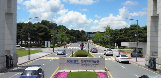 정부가 카이스트(KAIST·한국과학기술원)를 포함한 4대 과학기술원의 일반 회계를 교육부 특별회계로 편입하는 방안을 추진 중이다. 4대 과기원 주무 부처인 과학기술정보통신부는 유보적인 입장을 내오다가 최근 공식적으로 '반대' 입장을 표명했다. / 사진제공=카이스트(KAIST)