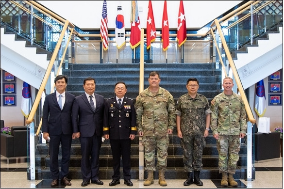 [수원=뉴시스] 경기남부경찰청장·미8군 사령관 환담 기념사진. (사진=경기남부경찰청 제공) 2022.11.13. photo@newsis.com *재판매 및 DB 금지