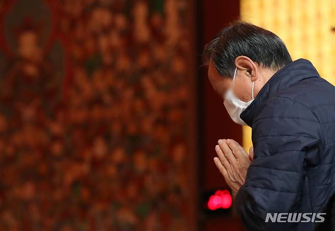 [서울=뉴시스] 조수정 기자 = 2023학년도 대학수학능력시험을 나흘 앞둔 13일 서울 종로구 조계사에서 열린 수능 수험생 고득점을 위한 법회에서 수험생 학부모들이 합장하고 있다. 2022.11.13. chocrystal@newsis.com