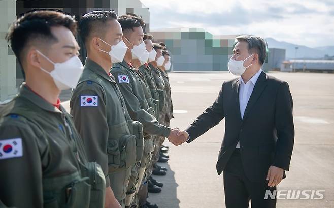 [서울=뉴시스] 이종섭(오른쪽) 국방부 장관이 13일 공군 제11전투비행단을 방문하여 대비태세를 점검하고 비상대기 근무자들을 격려하며 악수를 하고 있다. (사진=국방부 제공) 2022.11.13