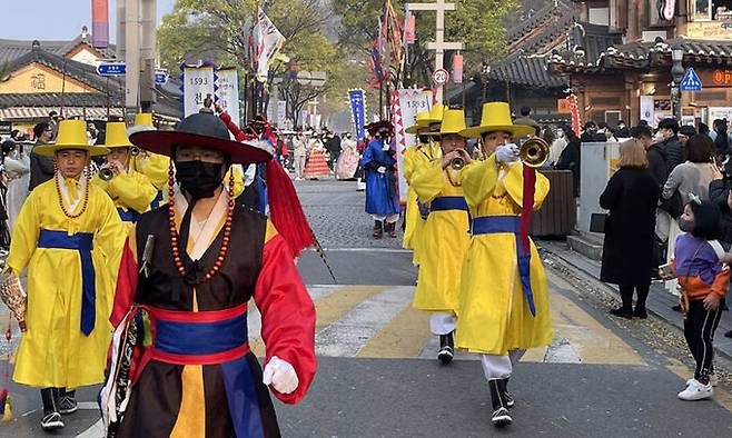 장원급제자가 어사화를 머리에 꽂고 채점관, 선배, 친족을 방문하는 유가행렬(遊街行列) 재현 모습.