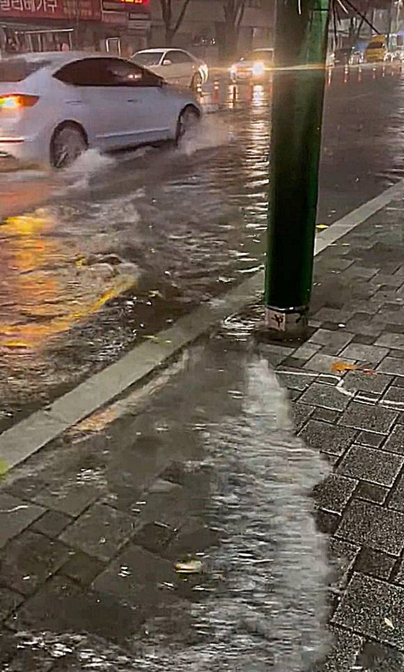 인천 롯데백화점 부근 침수 피해 상황. 트위터(@ekk1mukk)