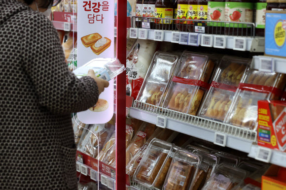 우유 가격 인상에 따라 빵, 아이스크림 등의 가격 상승으로 이어지는 ‘밀크플레이션’이 현실화 되고 있는 가운데 13일 서울 한 대형마트에서 고객이 빵을 고르고 있다. 2022.11.13 연합뉴스