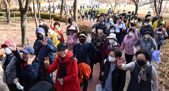 12일 대전 서구 한밭수목원에서 열린 ‘도시숲 사랑 달팽이 마라톤’에서 참석자들이 숲길을 걷고 있다. 대전=권욱 기자