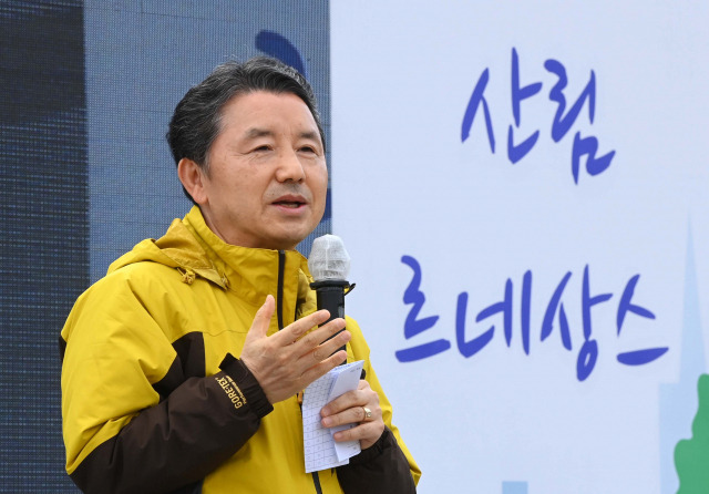 남성현 산림청장이 12일 대전 한밭수목원에서 열린 ‘도시숲 사랑 달팽이 마라톤’ 개회식에서 축사를 하고 있다. 대전=권욱 기자