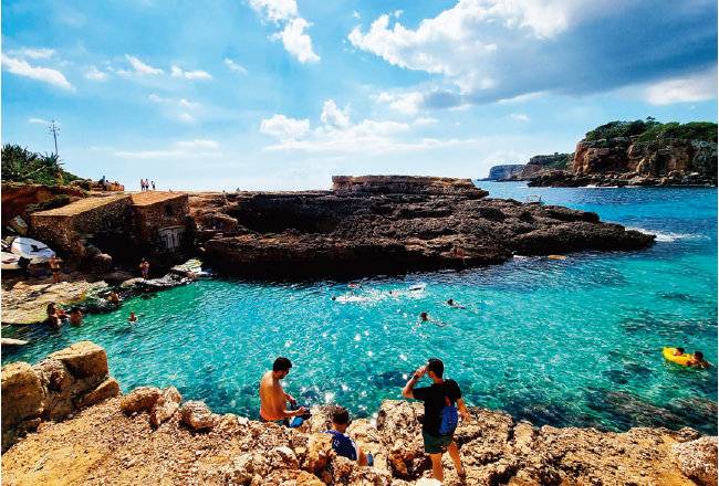 근처에 있는 알무니아 해변도 해수욕을 즐기기에 좋다. [구희언 기자]