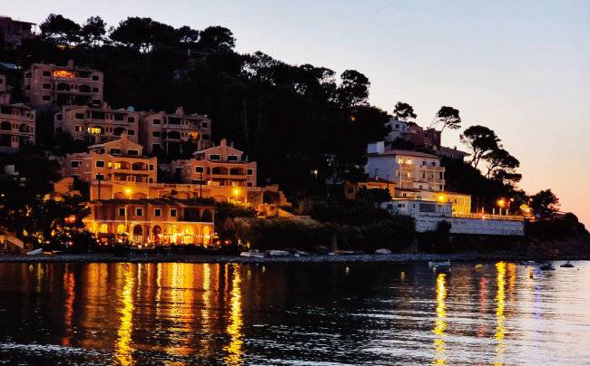 낮에 봐도, 밤에 봐도 예쁜 소예르. 바닷가에서 술 한 잔을 즐겨보자. [구희언 기자]