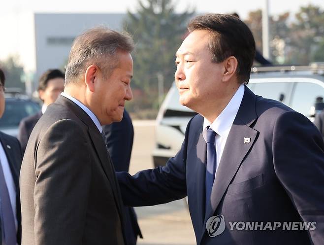 이상민 행안부 장관과 인사하는 윤석열 대통령 (성남=연합뉴스) 서명곤 기자 = 윤석열 대통령이 11일 오전 아세안(ASEAN·동남아국가연합) 관련 정상회의 및 주요20개국(G20) 정상회의 등 다자회의 참석을 위해 성남 서울공항에 도착, 공군 1호기로 향하며 이상민 행안부 장관 등 환송 인사들과 인사하고 있다. 2022.11.11 seephoto@yna.co.kr