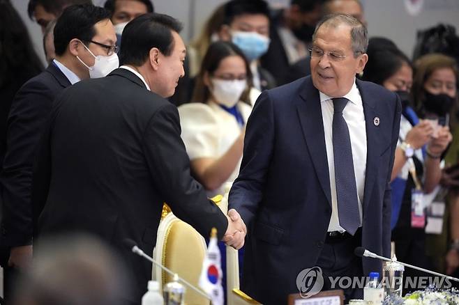 아세안+3 정상회의서 라브로프 러시아 외무장관과 악수하는 윤석열 대통령 (프놈펜 AP=연합뉴스) 윤석열 대통령이 13일(현지시간) 캄보디아 프놈펜에서 열린 아세안(ASEAN·동남아시아국가연합)+3(한중일) 정상회의에서 세르게이 라브로프 러시아 외무장관에게 인사하고 있다. 윤석열 대통령은 오는 14일 주요 20개국(G20) 정상회의 참석차 인도네시아 발리로 떠날 예정이다. 2022.11.13 alo95@yna.co.kr