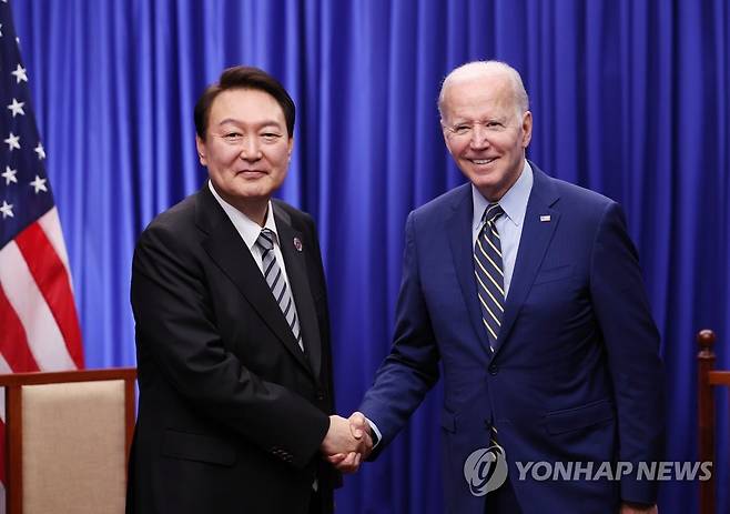 악수하는 한미 정상 (프놈펜=연합뉴스) 서명곤 기자 = 윤석열 대통령이 13일(현지시간) 캄보디아 프놈펜 한 호텔에서 열린 한미 정상회담에서 조 바이든 미국 대통령과 악수하고 있다. 2022.11.13 seephoto@yna.co.kr