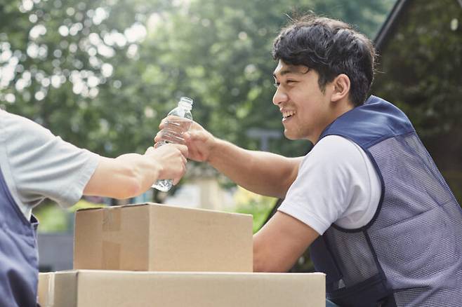 친절한 행동은 아주 작은 것이라도 우리의 건강을 개선하는 데 도움을 준다. [사진=게티이미지뱅크]