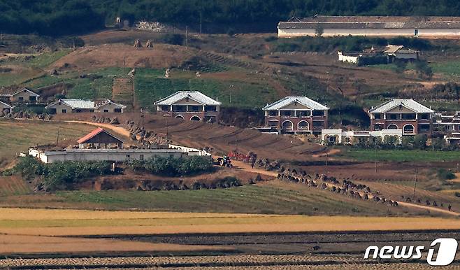 경기도 파주시 오두산 통일전망대에서 바라본 북한 개풍군 마을 일대. 2022.10.14/뉴스1 ⓒ News1 조태형 기자