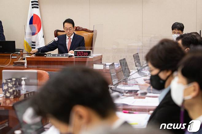 김도읍 국회 법제사법위원장이 14일 서울 여의도 국회에서 열린 제400회 국회(정기회) 법제사법위원회 제6차 전체회의에서 대법원 및 헌법재판소 소관 2023년도 예산안을 의결하고 있다. 2022.11.14/뉴스1 ⓒ News1 유승관 기자