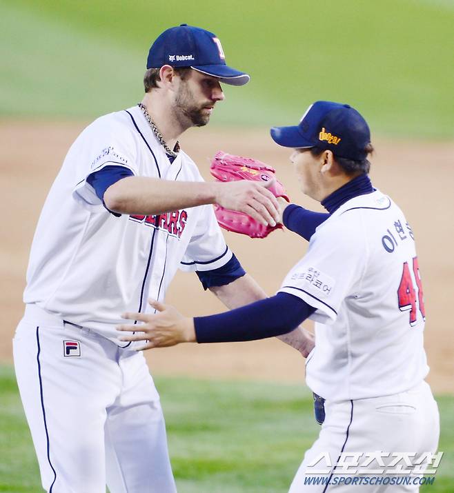 2015년 삼성과의 한국시리즈 마지막 5차전에서 니퍼트가 9회 1아웃을 잡고 마운드를 이현승에게 넘기고 있다.