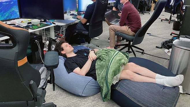 뱅크먼-프리드 전 CEO는 트위터에서 "대부분 회사에서 빈백에 누워 잠을 청한다"고 말한 바 있다