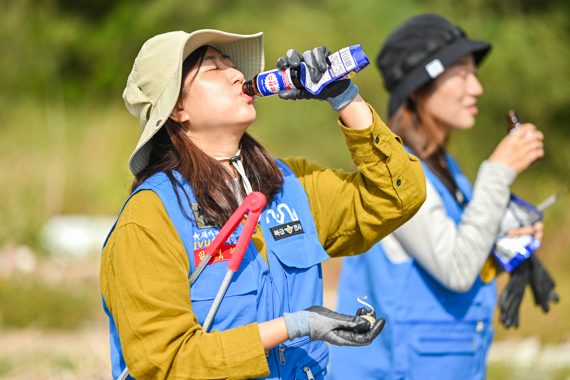 섬마을 봉사연합 IVU 회원들이 동아제약이 후원한 피로회복제 박카스 드링크를 마시고 있다. 동아제약 제공.