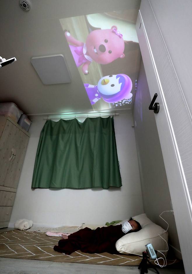 희진이가 방에서 동영상을 보고 있다. 강창광 선임기자 chang@hani.co.kr