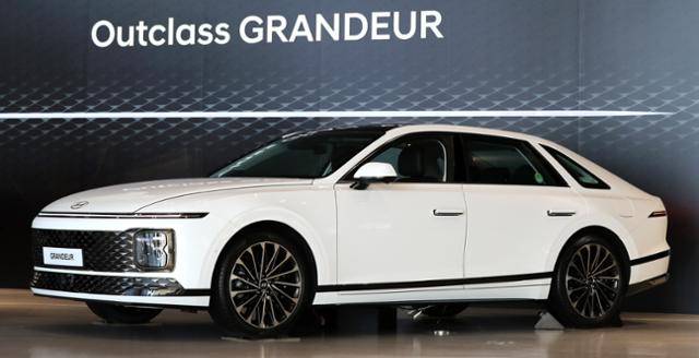 14일 오후 경기 고양시 현대모터스튜디오 고양에서 열린 '디 올 뉴 그랜저 온라인 콘퍼런스 및 실차 전시' 행사에 7세대 그랜저가 전시돼 있다. 뉴스1