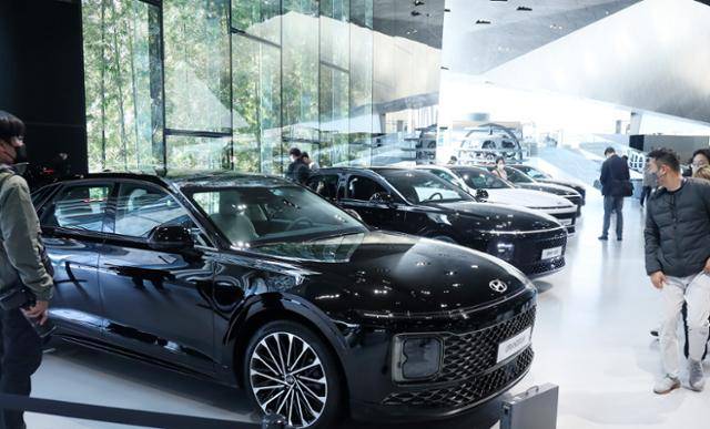 14일 경기 고양시 일산 현대모터스튜디오에서 열린 현대자동차 '디 올 뉴 그랜저' 미디어 론칭 행사에서 참가 기자들이 전시 차량을 살펴보고 있다. 연합뉴스