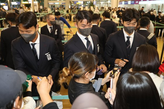 카타르행 출국에 앞서 팬들에게 사인해주는 축구대표팀 선수들. 뉴스1