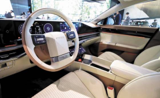 14일 경기 고양시 현대모터스튜디오 고양에서 열린 ‘디 올 뉴 그랜저 온라인 컨퍼런스 및 실차 전시’ 행사에 7세대 그랜저가 전시돼 있다. 뉴스1