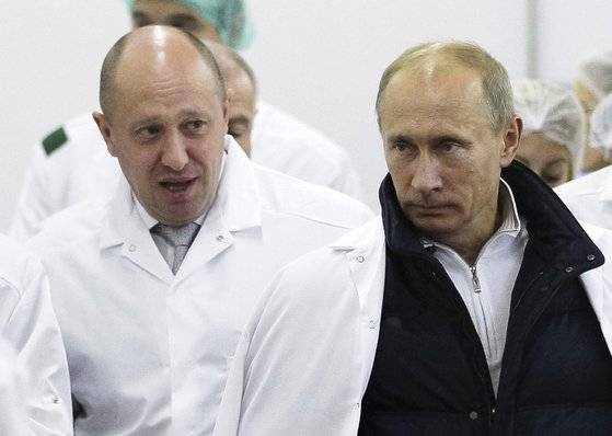 2010년 9월 20일 예브게니 프리고진(왼쪽)과 블라디미르 푸틴 러시아 대통령(오른쪽)이 함께 있는 모습. AP=연합뉴스