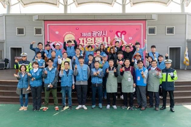 광양제철소 재능봉사단 단원들이 지난 12일 전남 광양시에서 열린 제 8회 광양 봉사 페스티벌에서 봉사 활동을 마친 뒤 기념 사진을 촬영하고 있다. 광양제철소 제공