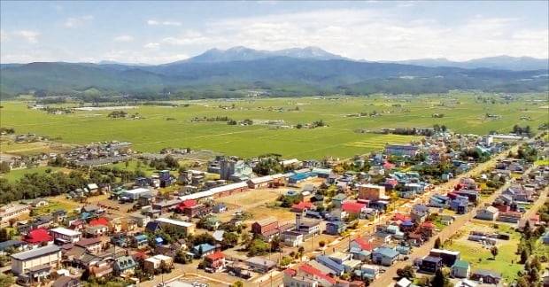 일본 최대 국립공원인 다이세쓰산 국립공원을 끼고 있는 히가시카와. 이곳은 2014년 ‘일본 사진 문화의 수도’ 선언을 통해 ‘일본에서 가장 사진이 예쁘게 나오는 마을’이라고 홍보하고 있다. 히가시카와군청 제공