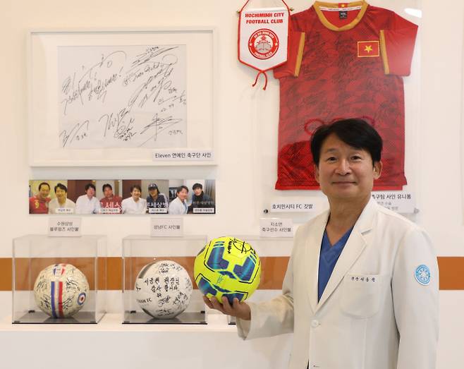 서동원 대한축구협회 의무위원장이 바른세상병원에 마련된 문화센터에서 축구 기념물과 함께 포즈를 취했다. 바른세상병원 제공