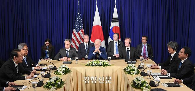 아세안+3 정상회의에 참석한 윤석열 대통령(가장 왼쪽)과 조 바이든 미국 대통령(가운데), 기시다 후미오 일본 총리(가장 오른쪽)가 지난 13일(현지시간) 캄보디아 프놈펜의 한 호텔에서 한·미·일 정상회담을 하고 있다.  프놈펜|강윤중 기자