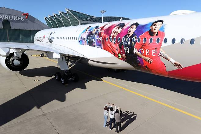 [인천공항=뉴시스] 조성우 기자 = 17일 오전 인천 중구 아시아나항공 격납고 계류장에서 한국 축구 국가대표팀 선전을 기원하는 래핑 항공기가 공개되고 있다. 2022.10.17.