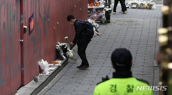 [서울=뉴시스] 김금보 기자 = 지난 13일 추모객이 이태원 참사 비탈길 현장에 조화를 놓고 있다. 2022.11.13. kgb@newsis.com