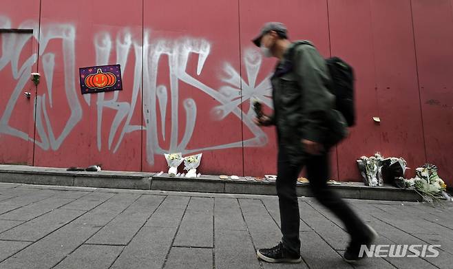 [서울=뉴시스] 김금보 기자 = 지난 13일 이태원 참사 비탈길 현장에 추모객의 발길이 이어지고 있다. 2022.11.13. kgb@newsis.com