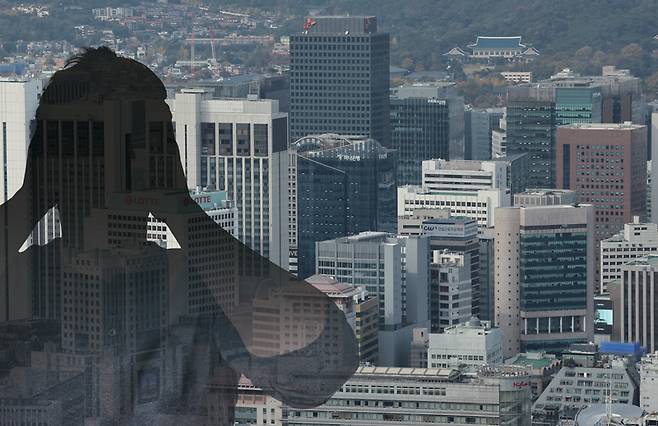 10월26일 서울 남산에서 바라본 도심 일대 주요 기업체 건물들. 주요국 중앙은행의 금리 인상으로 경기 둔화 우려가 커지면서 기업들의 체감 경기가 1년8개월 만의 최악 수준으로 악화된 것으로 나타났다.ⓒ연합뉴스·Freepik