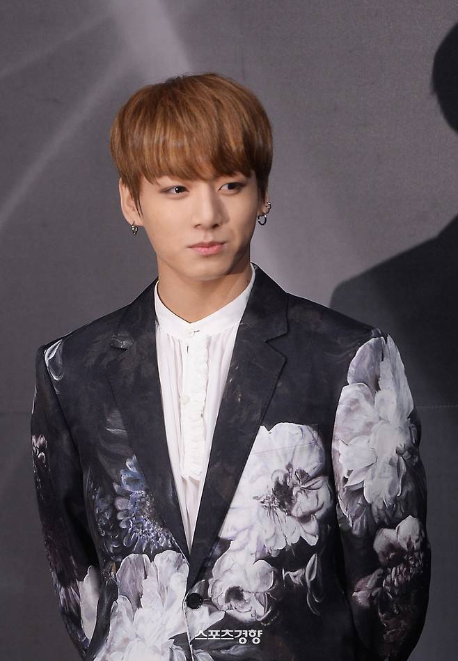 방탄소년단 멤버 정국이 오는 20일(현지시각) 열리는 ‘2022 카타르 월드컵’ 개막식 참석을 위해 오는 15알 극비 출국한다. 사진 이선명 기자 57km@kyunghyang.com