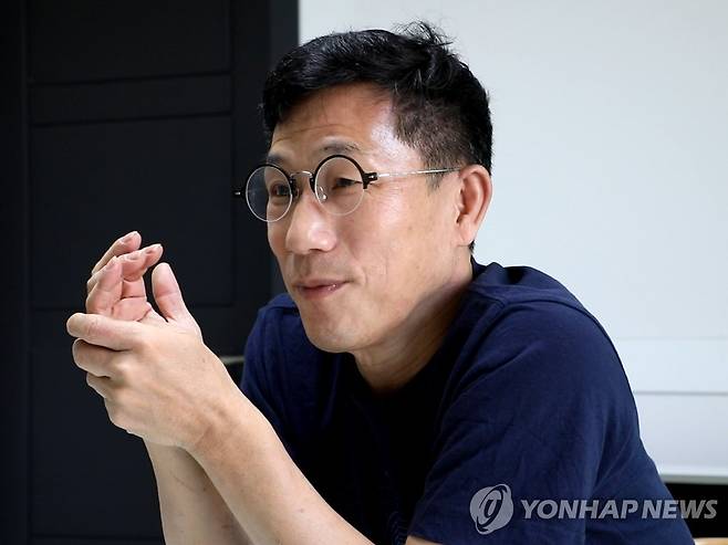 연합뉴스와 인터뷰중인 진중권 [촬영 정한솔]