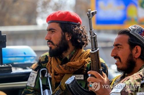 아프간 수도 카불에서 경계 활동 중인 탈레반. [EPA 연합뉴스 자료사진. 재판매 및 DB 금지]