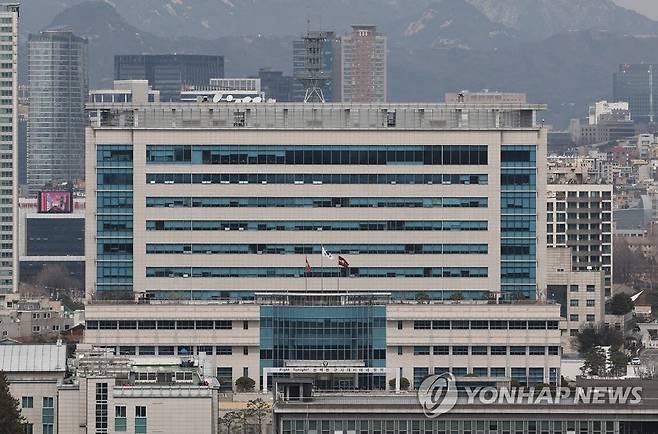 윤석열 당선인 측 "합참 남태령 이전 시 신청사 비용 1천200억원" (서울=연합뉴스) 임헌정 기자 = 윤석열 대통령 당선인 측은 21일 대통령 집무실 용산 이전에 따른 합참 이전 비용과 관련해 "합참이 남태령으로 이전할 경우 새롭게 청사를 짓는 비용은 1천200억원 정도면 가능하지 않을까"라고 밝혔다. 
    김은혜 당선인 대변인은 이날 삼청동 인수위 사무실에서 가진 브리핑에서 '합참 이전 비용이나 관저 신축 비용이 집무실 이전 예산에 포함되지 않았는데 추계가 가능한가'라는 질문을 받고 이같이 답했다.
    사진은 이날 서울 용산구 합동참모본부 건물. 2022.3.21 kane@yna.co.kr