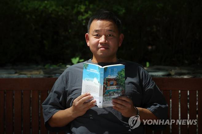 베스트셀러 '불편한 편의점' 김호연 작가 (서울=연합뉴스) 진연수 기자 = 장편소설 '불편한 편의점' 2편을 출간한 김호연 작가가 12일 서울 종로구 수송동 연합뉴스 사옥에서 인터뷰에 앞서 포즈를 취하고 있다. 2022.8.13 jin90@yna.co.kr