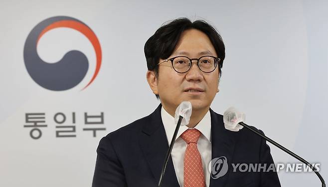 브리핑하는 조중훈 통일부 대변인 (서울=연합뉴스) 김인철 기자 = 조중훈 통일부 대변인이 17일 오전 서울 종로구 정부서울청사에서 정례브리핑을 하고 있다. 2022.10.17 yatoya@yna.co.kr